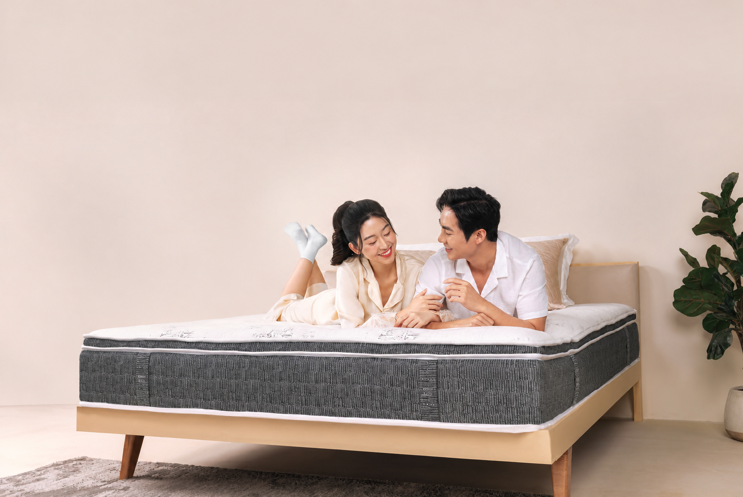 Chi tiết chất liệu vải chăn ga Everon mềm mại, sang trọng với đường may tỉ mỉ